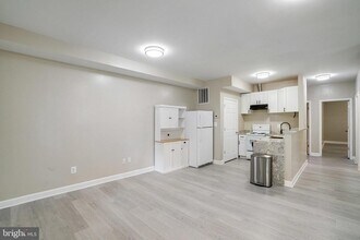 2056 Shirlington Rd in Arlington, VA - Building Photo - Building Photo