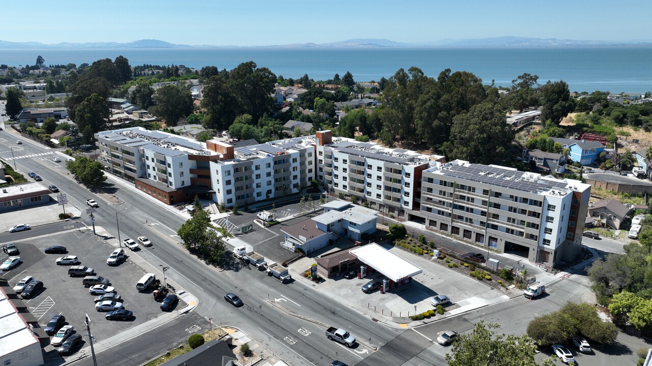 Vista Woods in Pinole, CA - Foto de edificio