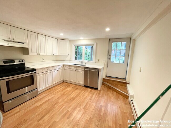 16 Greenwich Park, Unit 1 in Boston, MA - Foto de edificio - Building Photo