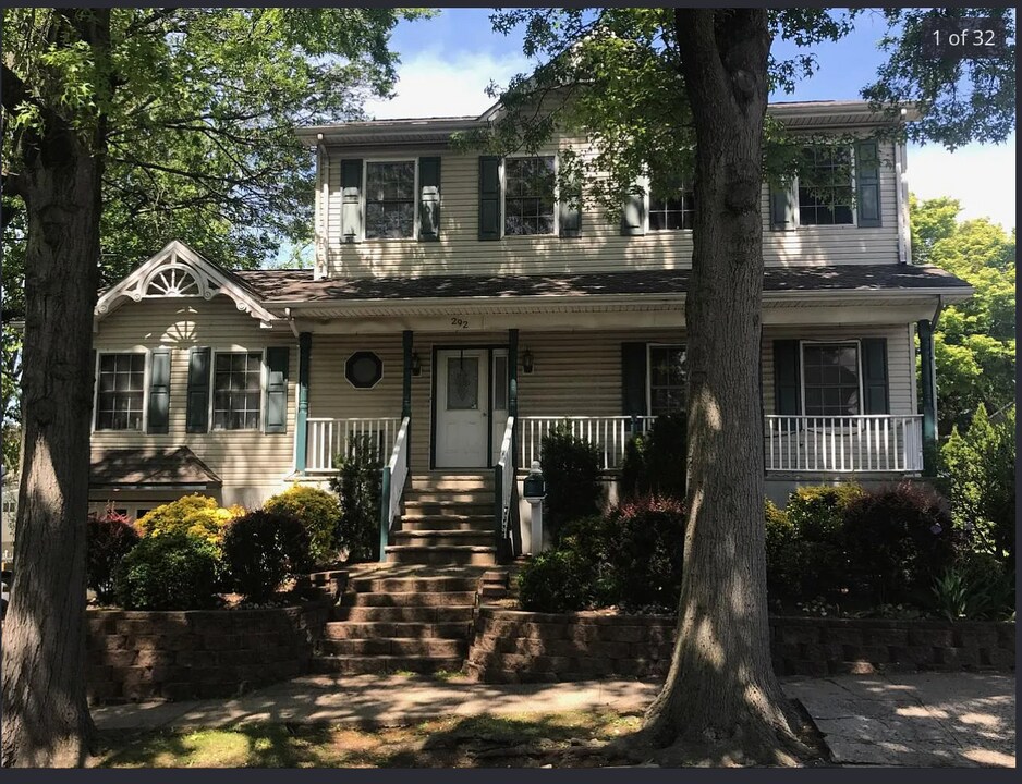 292 Born St in Secaucus, NJ - Building Photo