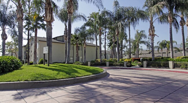 Royal Palms in Highland, CA - Foto de edificio - Building Photo