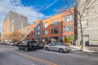 Navy Green Townhouses in Brooklyn, NY - Foto de edificio - Building Photo