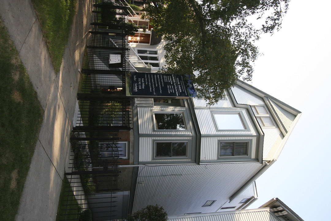 1216 W Oakdale Ave in Chicago, IL - Building Photo