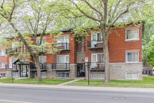 325 Sauvé Rue O in Montréal, QC - Building Photo