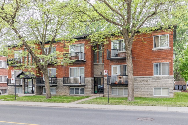 325 Sauvé Rue O in Montréal, QC - Building Photo - Primary Photo