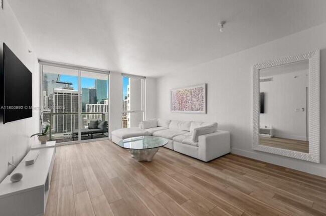 244 Biscayne Blvd, Unit Residence 2407 in Miami, FL - Building Photo - Building Photo