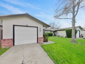 5405 Manzanita Ave in Carmichael, CA - Building Photo - Building Photo
