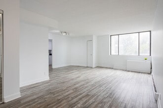 10500 De L'acadie Boul in Montréal, QC - Building Photo - Building Photo