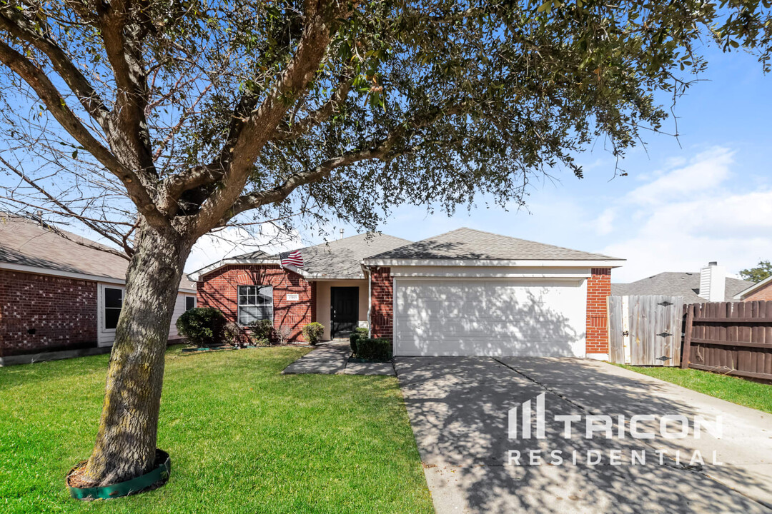 2001 Fairview Dr in Forney, TX - Building Photo