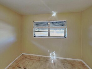 3300 N 46th Ave in Hollywood, FL - Foto de edificio - Building Photo