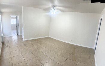 1520 W Blue Heron Blvd in Riviera Beach, FL - Foto de edificio - Building Photo