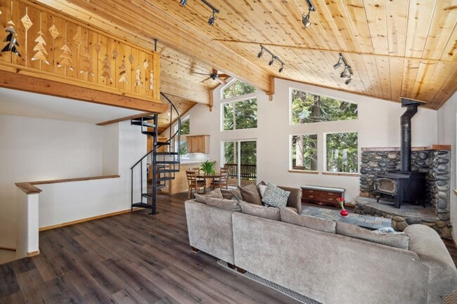 10694 Laurelwood Dr in Truckee, CA - Building Photo - Building Photo