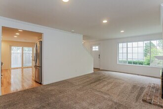 10278 NE 129th Ln in Kirkland, WA - Building Photo - Building Photo