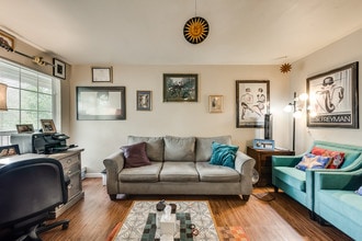 5825 Reiger Ave in Dallas, TX - Foto de edificio - Building Photo