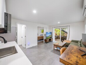 567 Kawailoa Rd, Unit D in Kailua, HI - Foto de edificio - Building Photo
