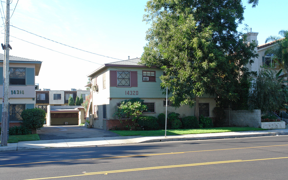 Magnolia Court in Van Nuys, CA - Foto de edificio