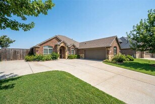 4701 Bungalow Dr in Garland, TX - Building Photo