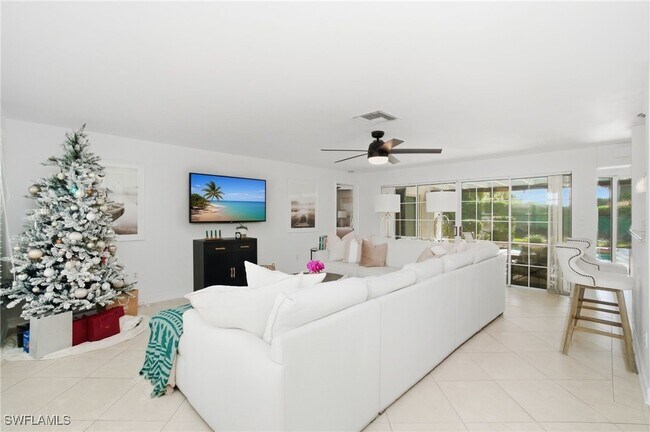 560 Cypress Way E in Naples, FL - Building Photo - Building Photo