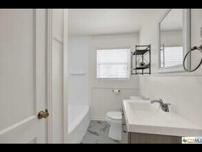 214 S Saunders St in Seguin, TX - Building Photo - Building Photo