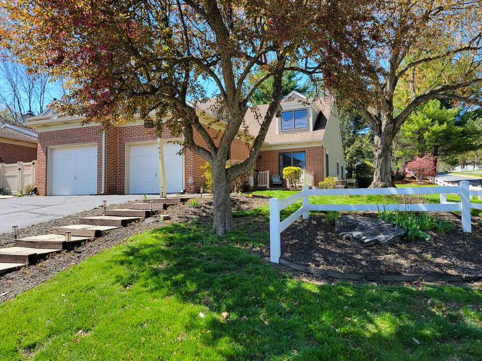 1801 Spring Ridge Ln in Lancaster, PA - Building Photo