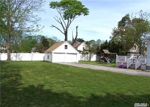 21 Rhodes Ave in Bay Shore, NY - Building Photo - Building Photo