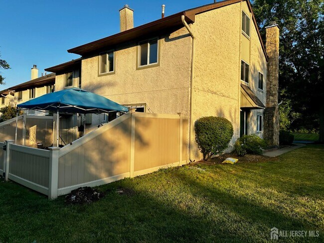 99 Thoreau Dr in Plainsboro, NJ - Building Photo - Building Photo