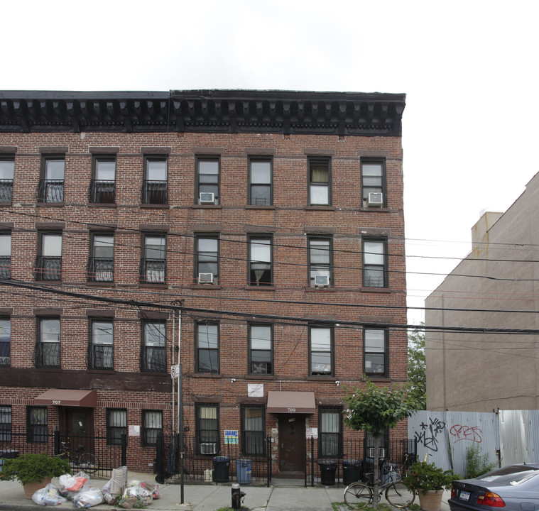 709 Henry St in Brooklyn, NY - Building Photo