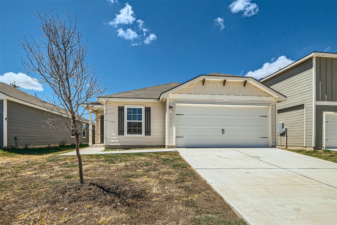 7317 Lazy Cyn in San Antonio, TX - Building Photo