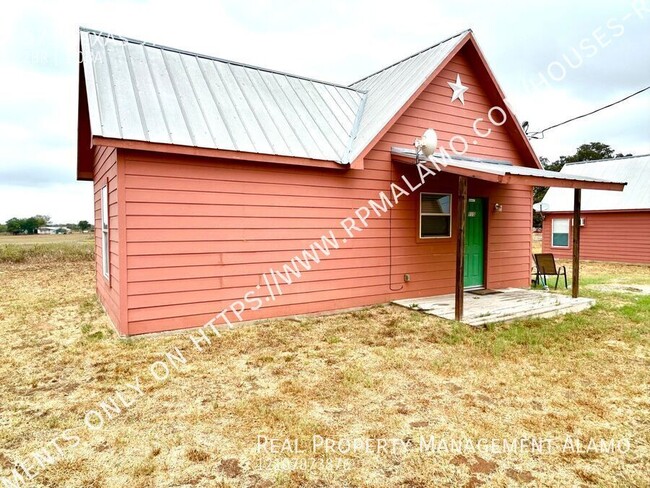 573 TX-97 in Floresville, TX - Building Photo - Building Photo