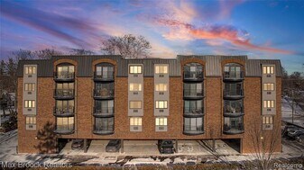 35300 Woodward Ave in Birmingham, MI - Building Photo