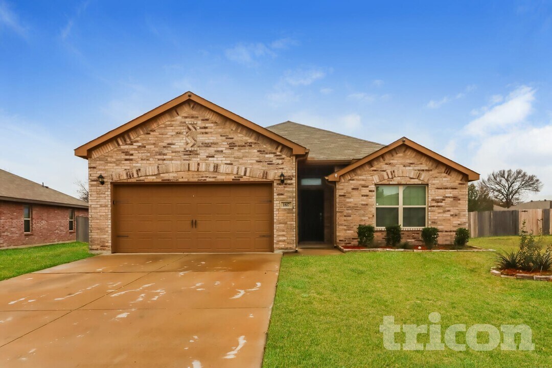 1807 Kings Cross Dr in Lancaster, TX - Foto de edificio