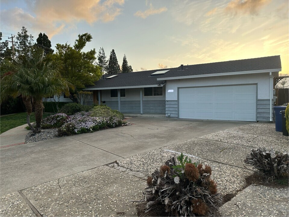 5524 Illinois Ct in Concord, CA - Building Photo