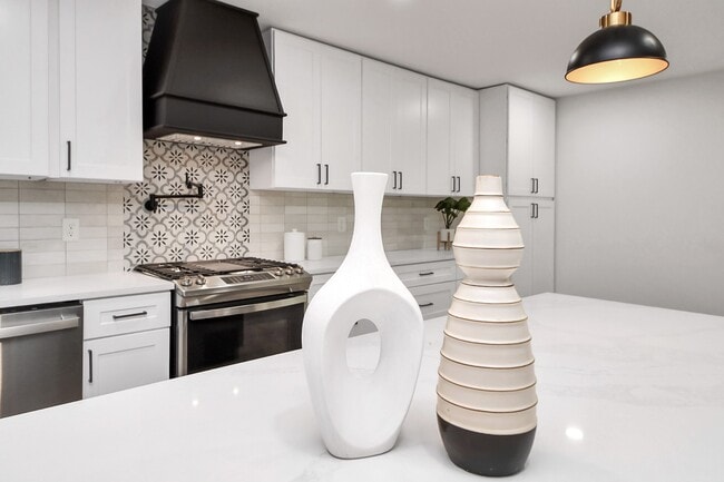 property at 5614 Oakhaven Ln