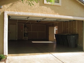 2630 E Omaha Ave in Fresno, CA - Foto de edificio - Building Photo
