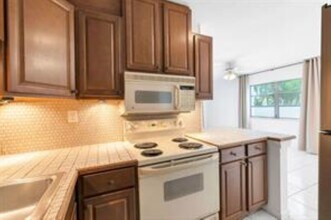 3040 NE 16th Ave, Unit 101 in Oakland Park, FL - Foto de edificio - Building Photo