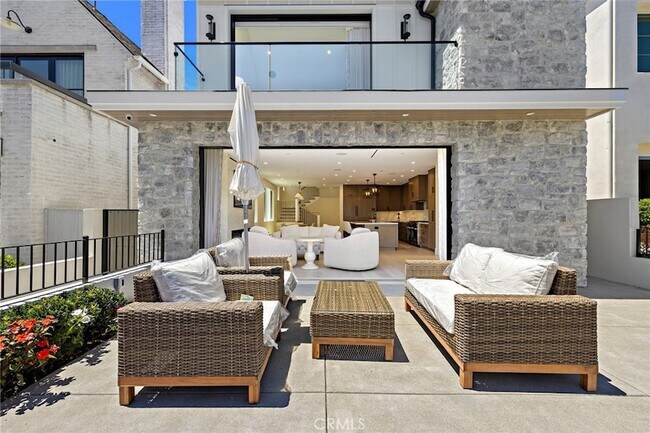 509 Carnation Ave in Newport Beach, CA - Foto de edificio - Building Photo