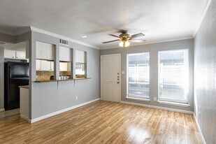 Treehouse Apartments in Arlington, TX - Building Photo