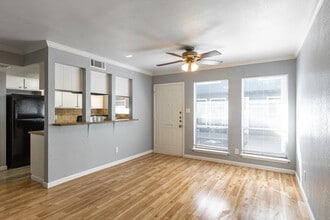 Treehouse Apartments in Arlington, TX - Building Photo - Interior Photo