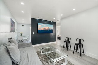 4421 NW 9th St-Unit -4421 in Miami, FL - Foto de edificio - Building Photo