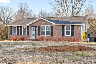 736 Acorn Dr in Clarksville, TN - Building Photo - Building Photo