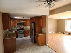 155 Flanders Rd in East Lyme, CT - Building Photo - Building Photo