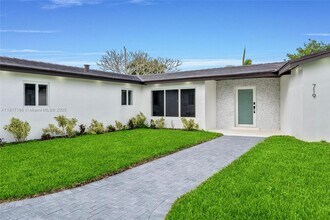 719 SW 25th Ave in Boynton Beach, FL - Building Photo - Building Photo