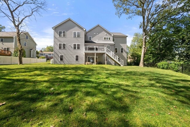 41 Peach Orchard Rd in Burlington, MA - Foto de edificio - Building Photo