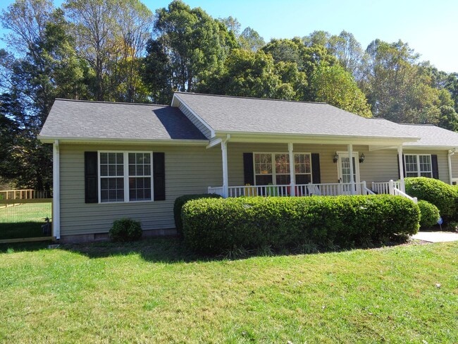 7608 Keating Dr in Oak Ridge, NC - Building Photo - Building Photo