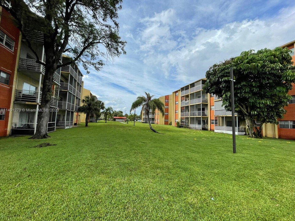 3710 NW 21st St, Unit 211 in Lauderdale Lakes, FL - Building Photo