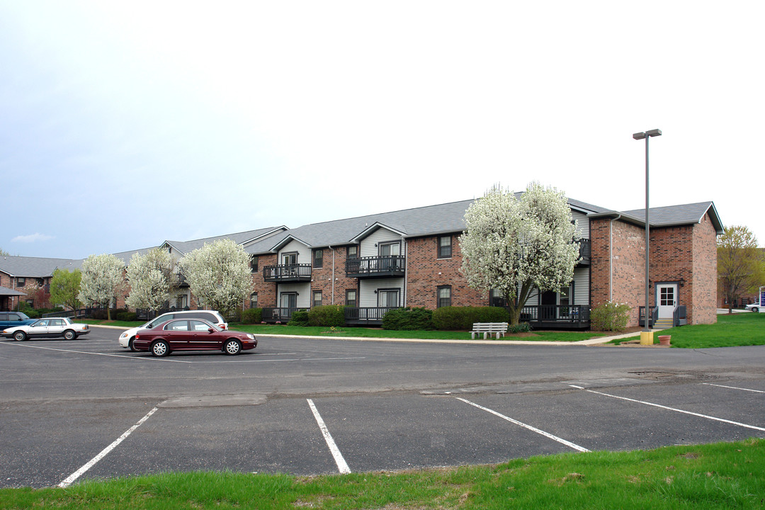 American Village Lincoln Lodge in Indianapolis, IN - Foto de edificio