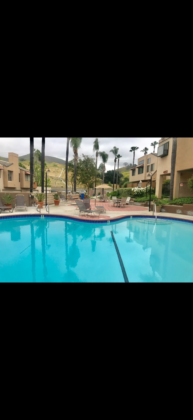 4255 Las Virgenes Rd, Unit 2 in Calabasas, CA - Foto de edificio - Building Photo