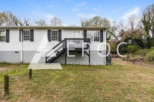 property at 638 S Elm St