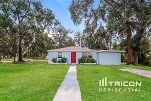 14402 13th St in Dade City, FL - Building Photo