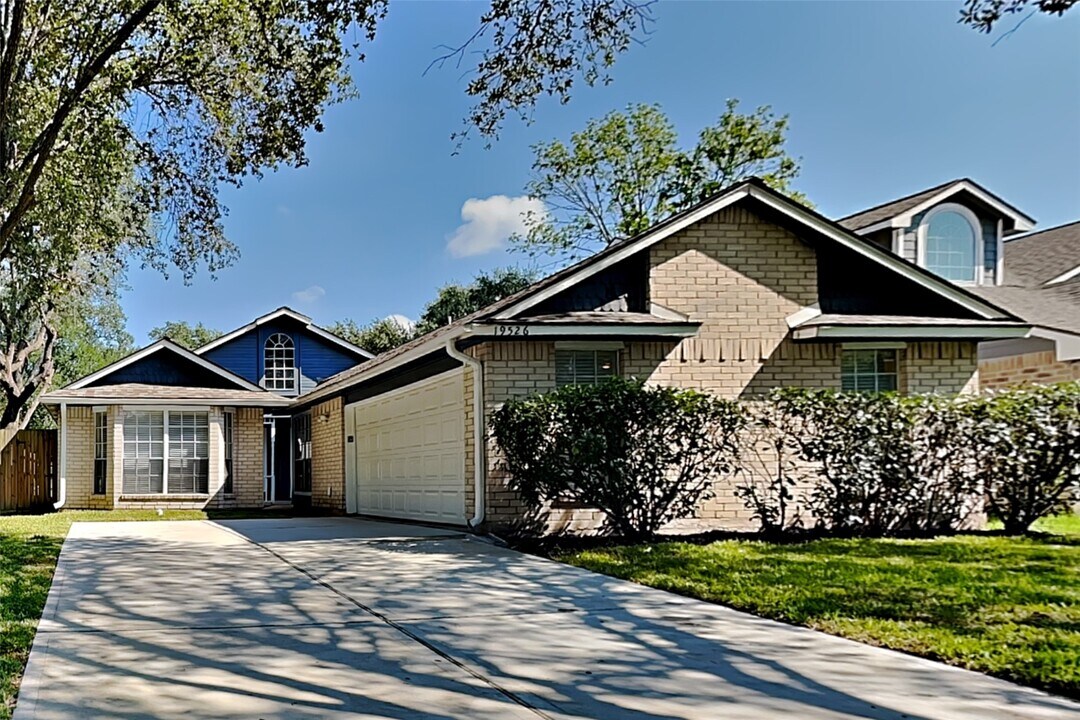 19526 Coppervine Ln in Houston, TX - Building Photo